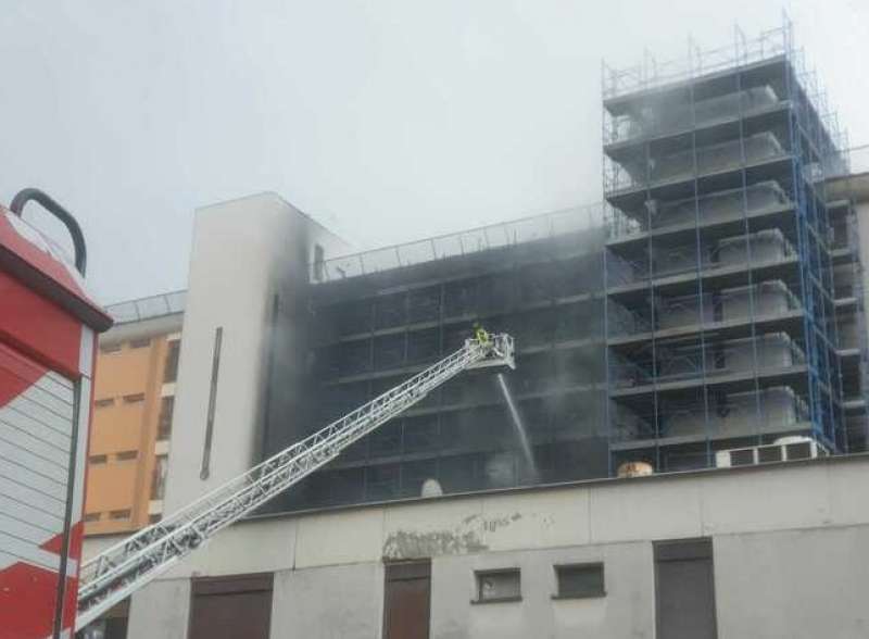 incendio in un palazzo di colli aniene a roma 1