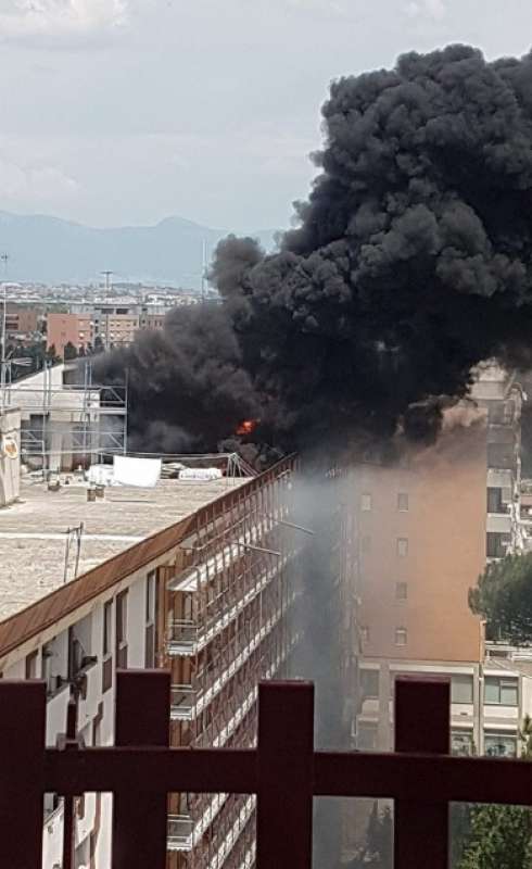 incendio in un palazzo di colli aniene a roma 3