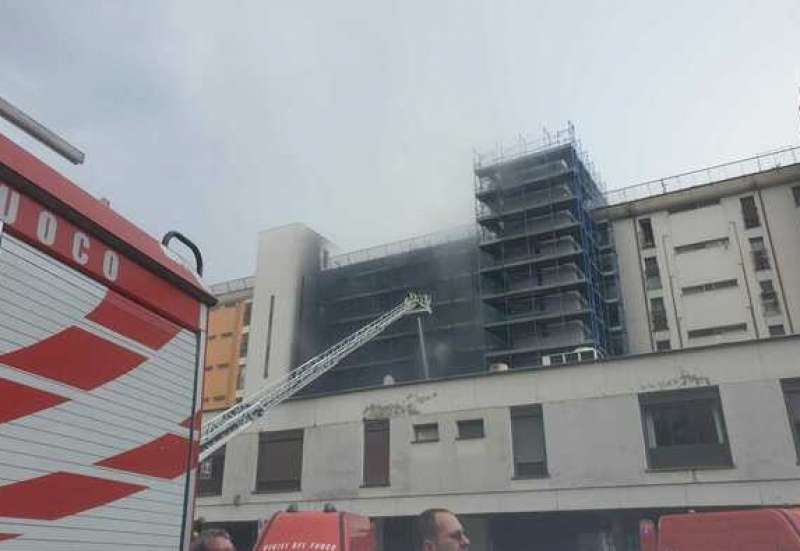 incendio in un palazzo di colli aniene a roma 4