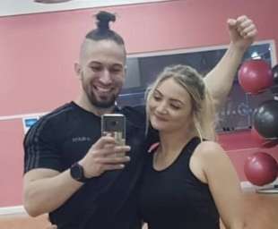 ivan dimitrov con la fidanzata hayley bracey in palestra