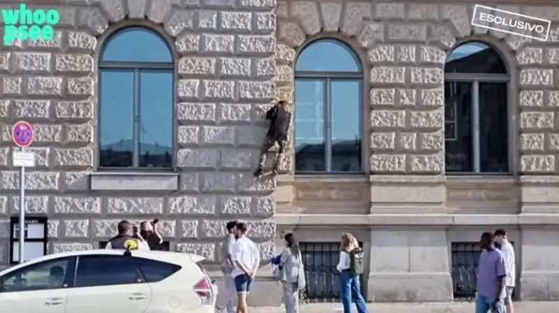 jared leto si arrampica sui muri di un hotel di berlino 1