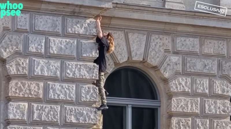 jared leto si arrampica sui muri di un hotel di berlino 2