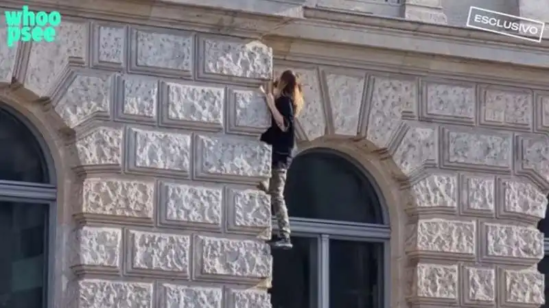 jared leto si arrampica sui muri di un hotel di berlino 3