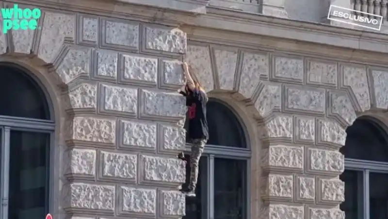 jared leto si arrampica sui muri di un hotel di berlino 4