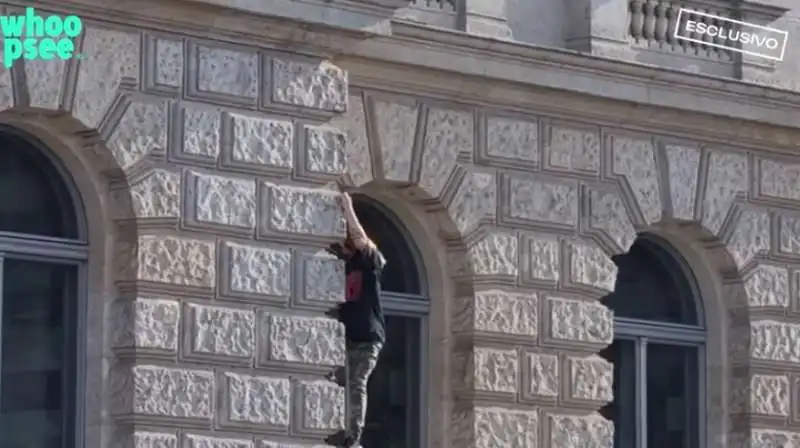 jared leto si arrampica sui muri di un hotel di berlino 5