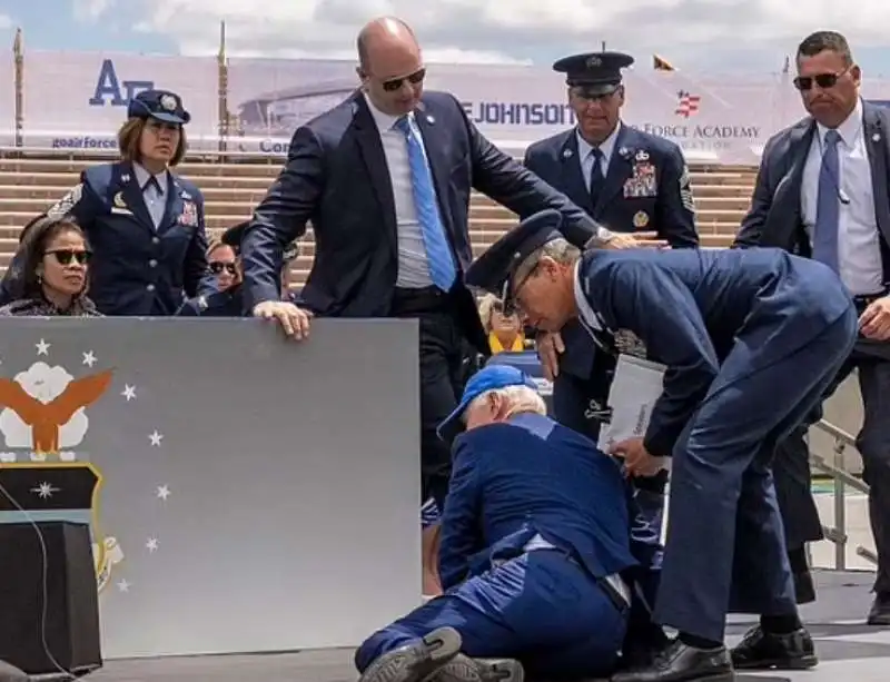 JOE BIDEN CADE DAL PALCO IN COLORADO 