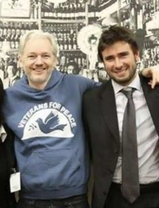 JULIAN ASSANGE CON ALESSANDRO DI BATTISTA