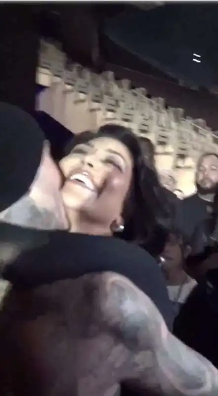 kourtney kardashian annuncia di essere incinta al marito travis barker 3