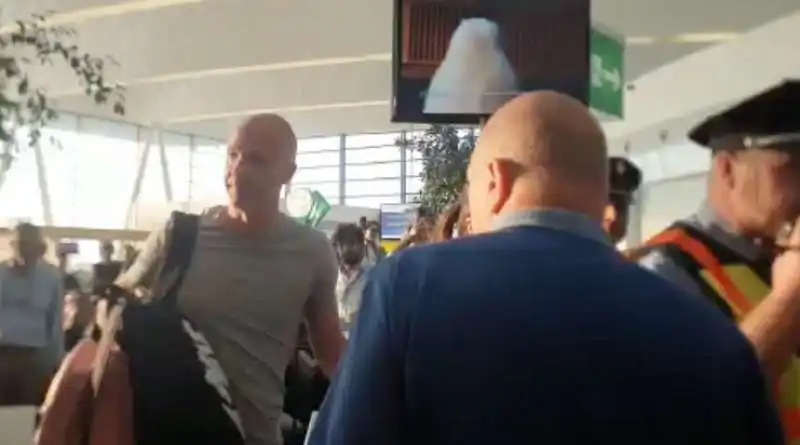 l'arbitro anthony taylor insultato dai tifosi romanisti all'aeroporto di budapest   12