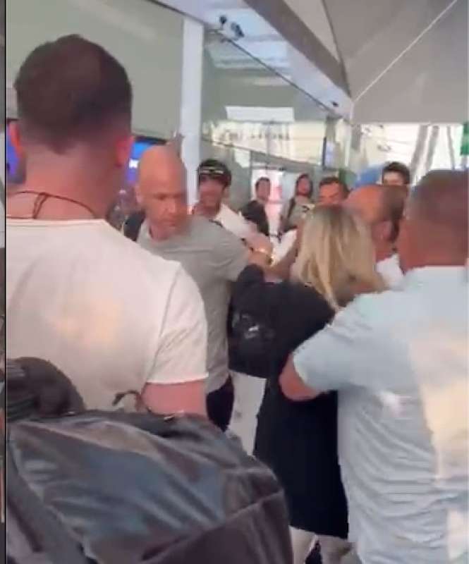 l'arbitro anthony taylor insultato dai tifosi romanisti all'aeroporto di budapest 2