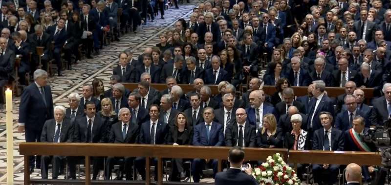 LA PRIMA FILA DEL DUOMO DI MILANO - FUNERALI SILVIO BERLUSCONI