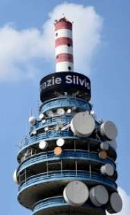 la scritta grazie silvio sulla torre mediaset