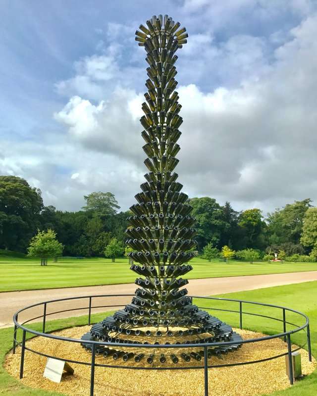 lampada scultura di joana vasconcelos – candlestick made of magnum bottles 03