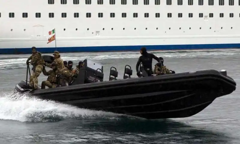 liberato mercantile turco dirottato al largo di napoli 4