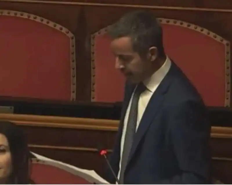 marco lombardo legge un discorso in senato scritto da chatgpt