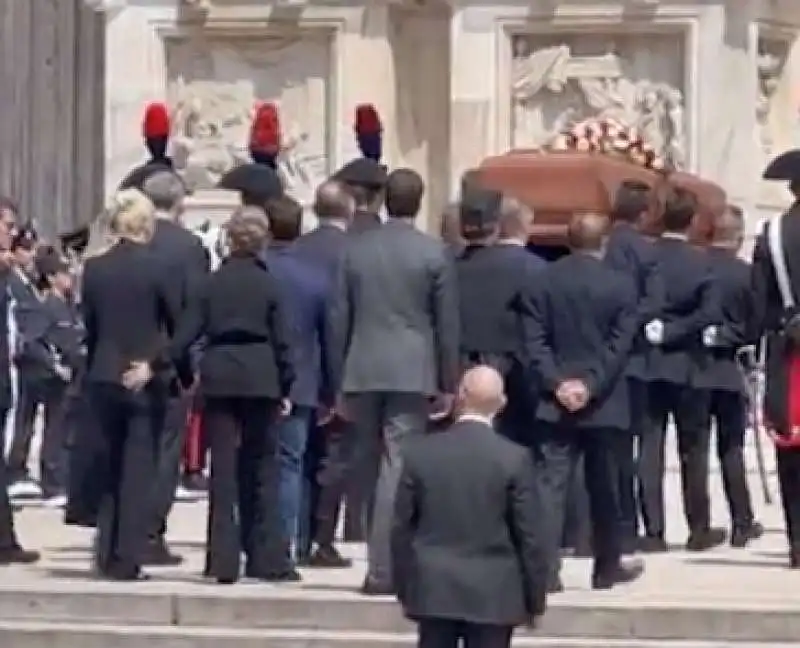 MARINA BERLUSCONI ACCAREZZA MARTA FASCINA AL FUNERALE DI SILVIO BERLUSCONI