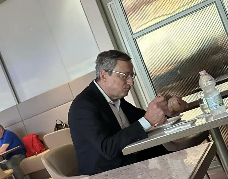 MARIO DRAGHI MANGIA DA SOLO ALL AEROPORTO DI FIUMICINO