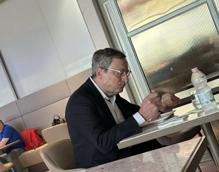 MARIO DRAGHI MANGIA DA SOLO ALL AEROPORTO DI FIUMICINO