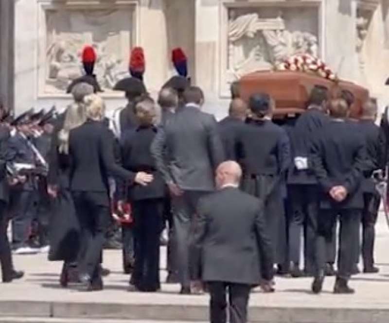 MARTA FASCINA ACCAREZZA MARINA BERLUSCONI AL FUNERALE DI SILVIO BERLUSCONI