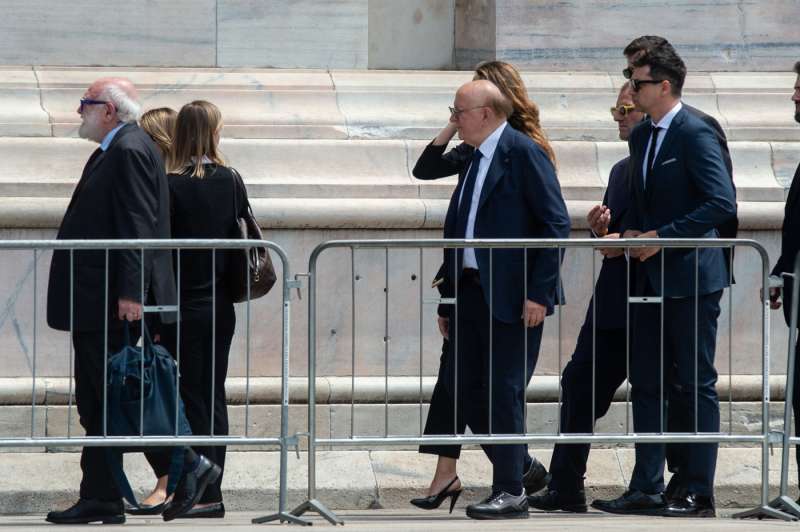 massimo boldi al funerale di silvio berlusconi