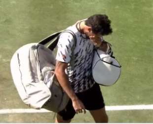 matteo berrettini esce in lacrime dal campo a stoccarda