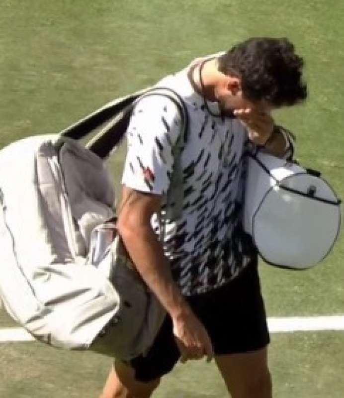 matteo berrettini esce in lacrime dal campo a stoccarda 2