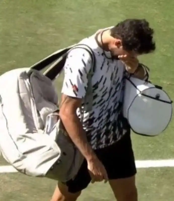 matteo berrettini esce in lacrime dal campo a stoccarda 2