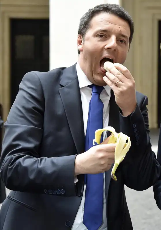 matteo renzi mangia una banana