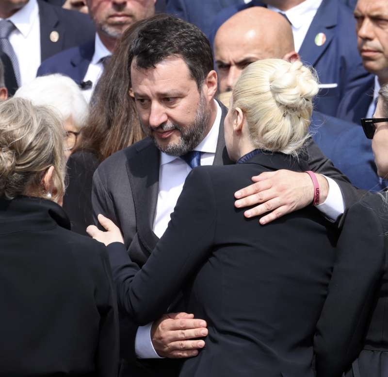 matteo salvini abbraccia marta fascina ai funerali di silvio berlusconi