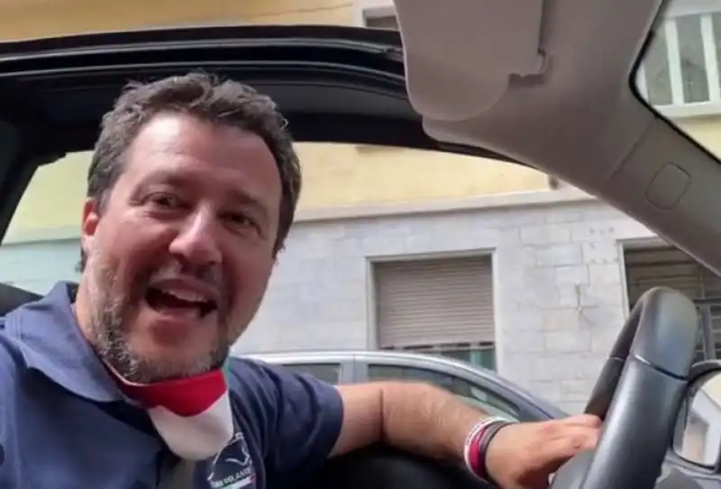 MATTEO SALVINI AL VOLANTE