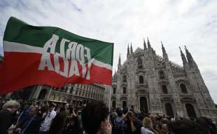 milano, funerali silvio berlusconi piazza duomo 1