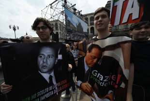 milano, funerali silvio berlusconi piazza duomo 2