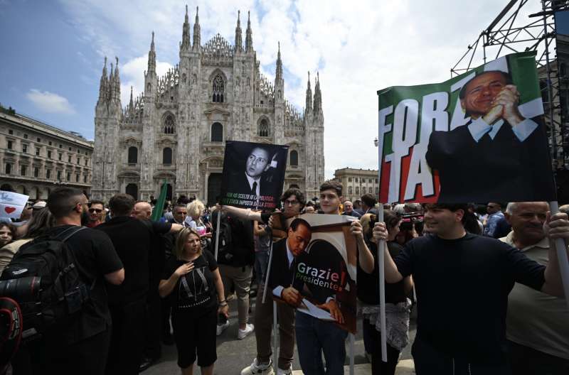 milano, funerali silvio berlusconi piazza duomo 3