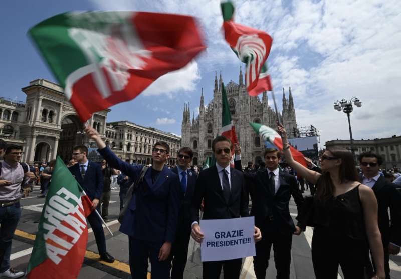 milano, funerali silvio berlusconi piazza duomo 6