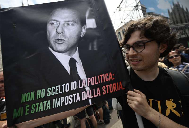 milano, funerali silvio berlusconi piazza duomo 7