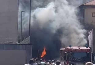 milano incendio IN VIA GIAN RINALDO CARLI