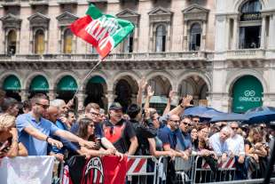 milano, piazza duomo prima dei funerali di silvio berlusconi 1