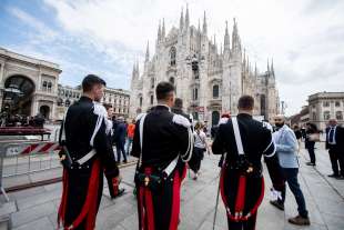 milano, piazza duomo prima dei funerali di silvio berlusconi 10