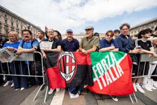 milano, piazza duomo prima dei funerali di silvio berlusconi 11