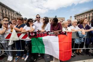 milano, piazza duomo prima dei funerali di silvio berlusconi 12