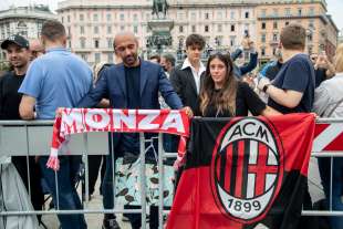 milano, piazza duomo prima dei funerali di silvio berlusconi 13