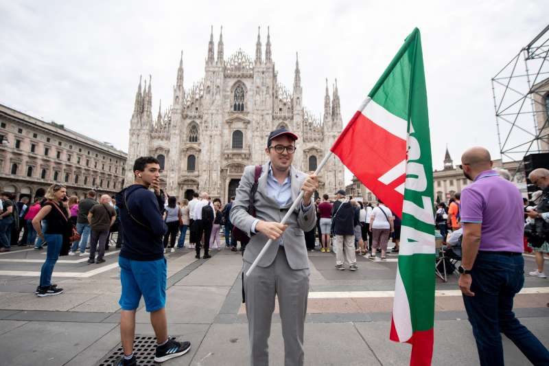 milano, piazza duomo prima dei funerali di silvio berlusconi 14