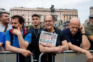 milano, piazza duomo prima dei funerali di silvio berlusconi 15