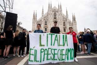 milano, piazza duomo prima dei funerali di silvio berlusconi 16