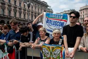 milano, piazza duomo prima dei funerali di silvio berlusconi 2