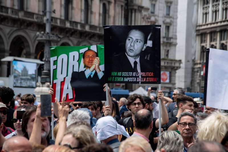 milano, piazza duomo prima dei funerali di silvio berlusconi 3