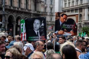 milano, piazza duomo prima dei funerali di silvio berlusconi 4