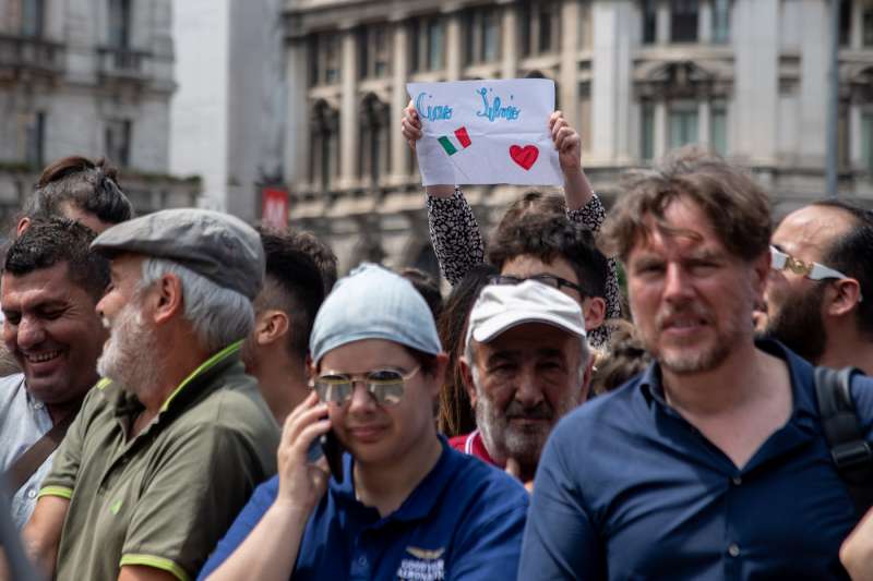 milano, piazza duomo prima dei funerali di silvio berlusconi 5