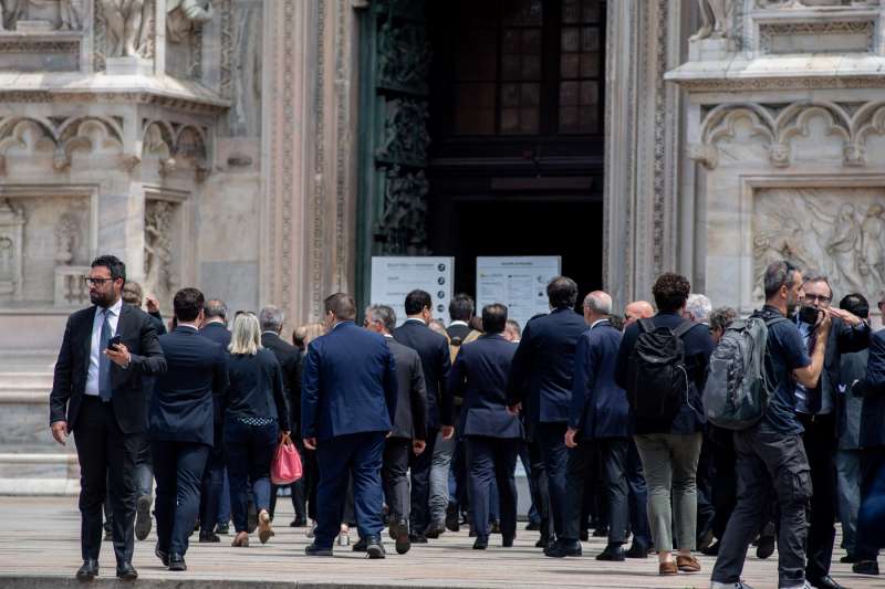 milano, piazza duomo prima dei funerali di silvio berlusconi 6