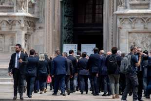 milano, piazza duomo prima dei funerali di silvio berlusconi 6